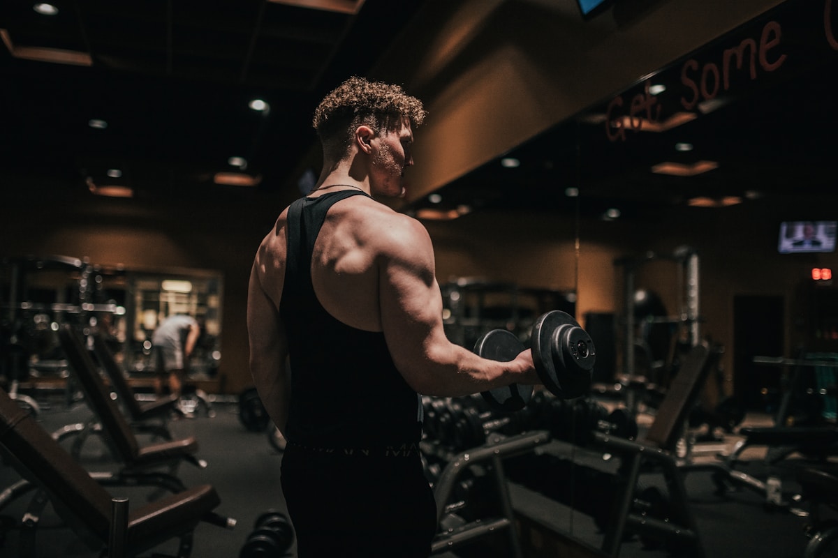Bodybuilder training in gym — muscle preservation on GLP-1 and steroid cycles